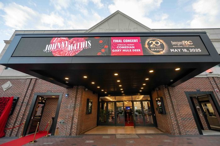 Photos: Norm Lewis, Liz Callaway & More Attend Final Johnny Mathis Concert at bergenPAC  Image