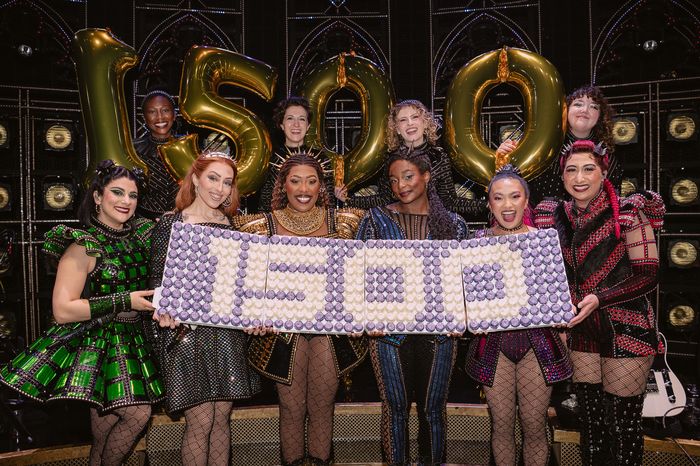 Photos: SIX Celebrates 1500 Performances on Broadway — photo 2 of 3