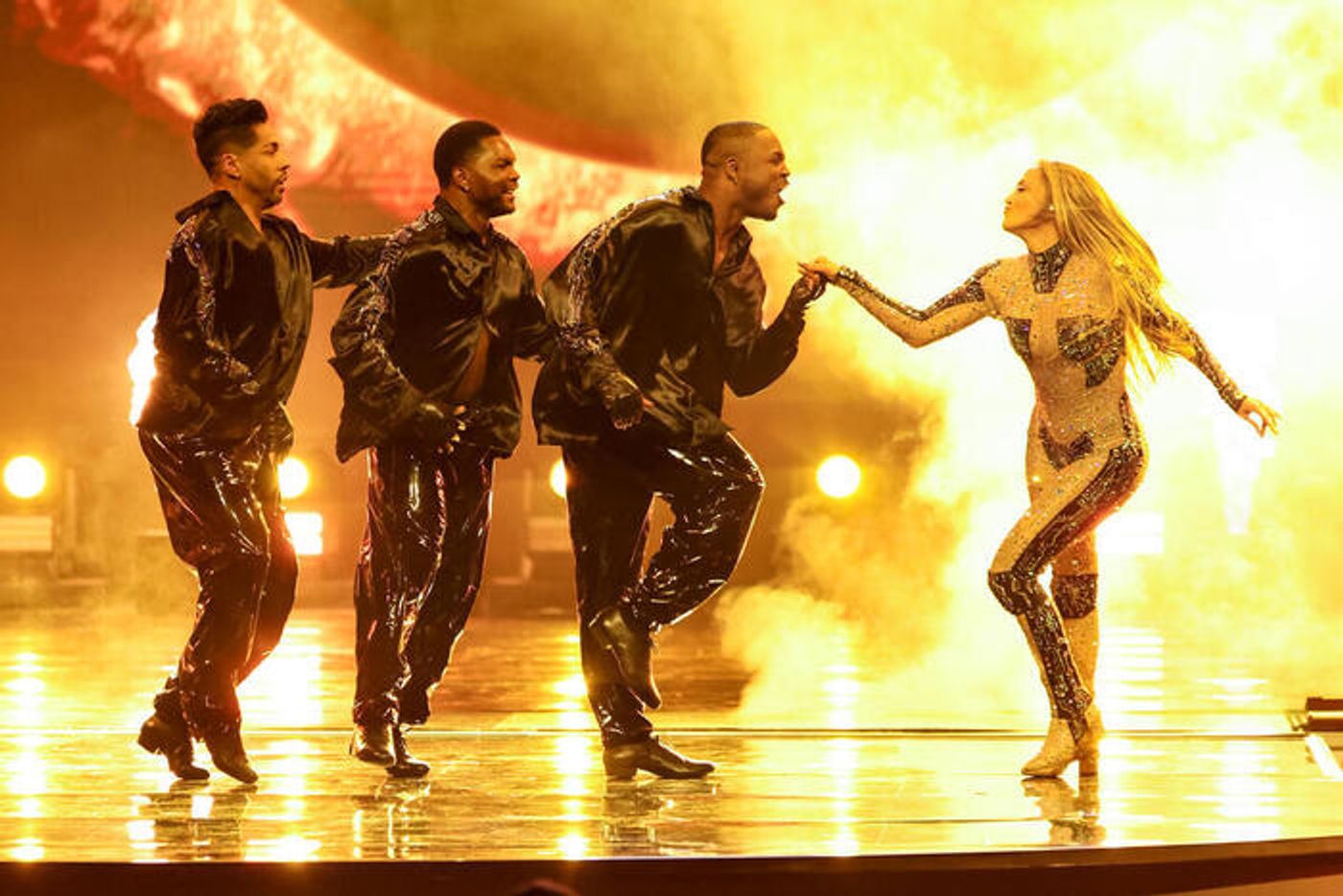 Photos: Inside the 2025 American Music Awards with Jennifer Lopez, Reneé Rapp & More  Image