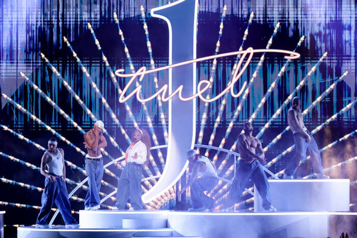 Photos: Inside the 2025 American Music Awards with Jennifer Lopez, Reneé Rapp & More  Image