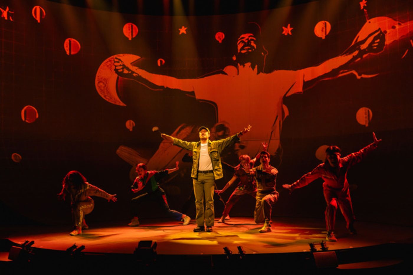 Photos: 42 BALLOONS North American Premiere at Chicago Shakespeare Theater  Image
