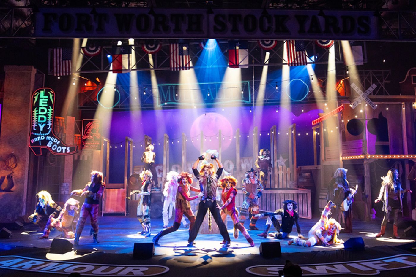 Photos: Jackie Burns and More in 'Country' CATS at Casa Mañana  Image