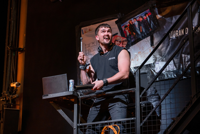 Photos: New Cast Joins THE PLAY THAT GOES WRONG in London — photo 1 of 15