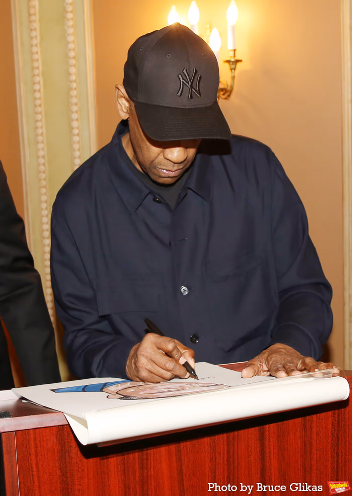 Photos: OTHELLO Star Denzel Washington Celebrates Sardi's Portrait Reveal  Image