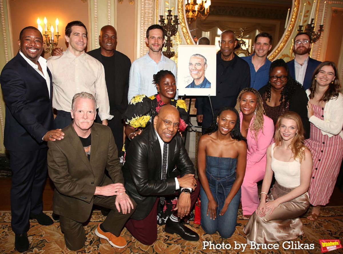Denzel Washington poses with the company of 'Othello' at 