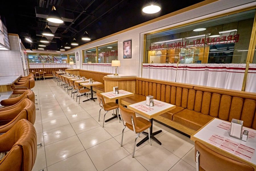 LOBEL'S ORIGINAL Debuts at Rockefeller Center to the Delight of Guests Image