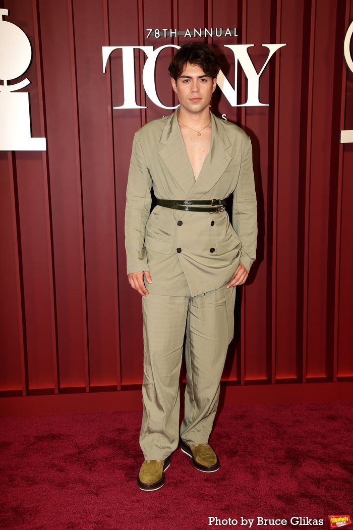 Photos: 2025 Tony Awards- Stars Walk the Red Carpet — photo 439 of 504