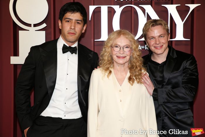 Photos: 2025 Tony Awards- Stars Walk the Red Carpet — photo 346 of 504