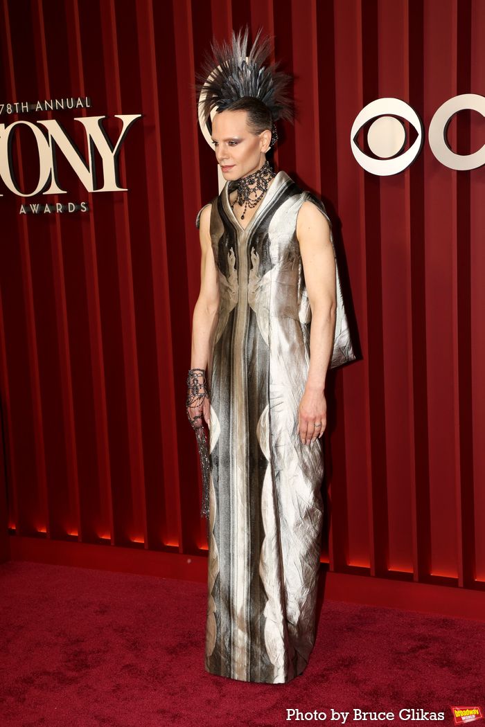 Photos: 2025 Tony Awards- Stars Walk the Red Carpet — photo 221 of 504