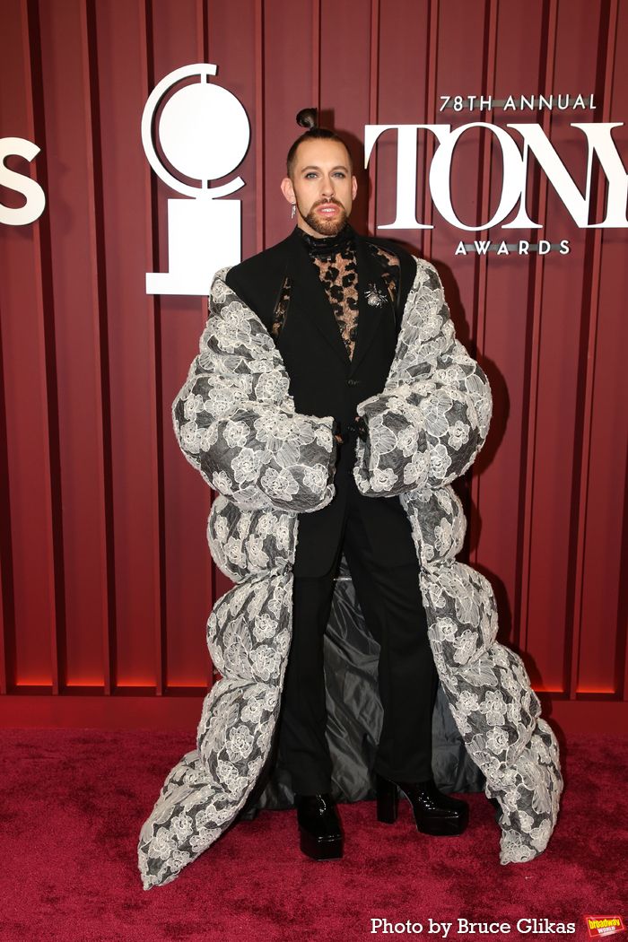 Photos: 2025 Tony Awards- Stars Walk the Red Carpet — photo 34 of 504