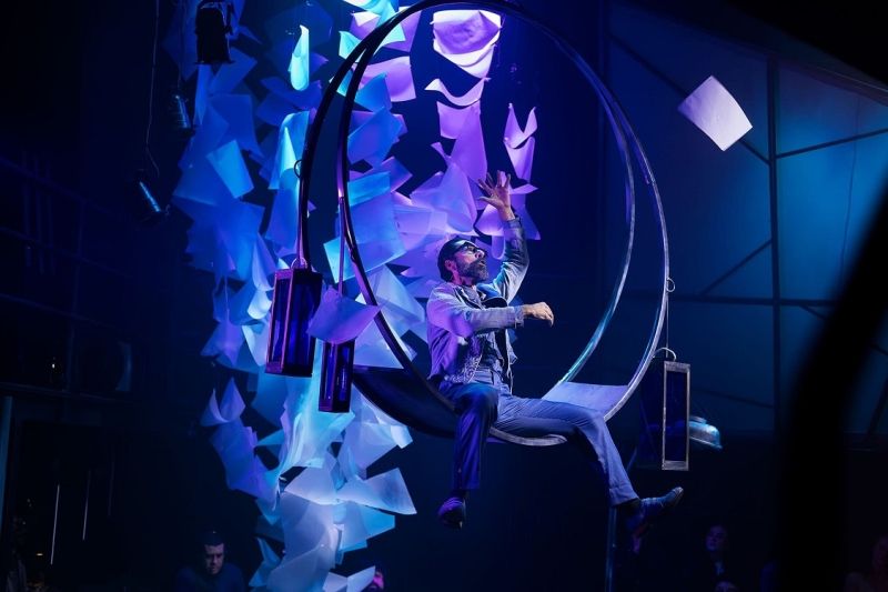 With Vibrant Production Covered in Poetry and Reflection, Musical JOÃO Closes 25-Year Trilogy of Cia. da Revista  Image