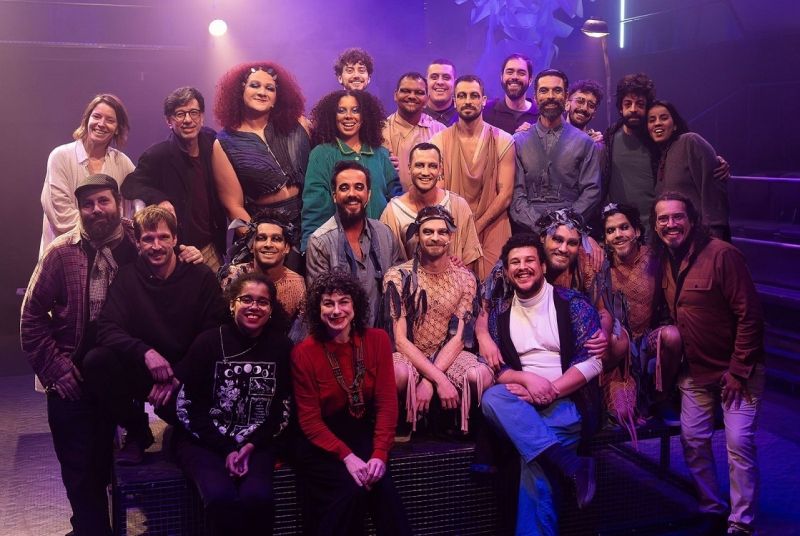 With Vibrant Production Covered in Poetry and Reflection, Musical JOÃO Closes 25-Year Trilogy of Cia. da Revista  Image