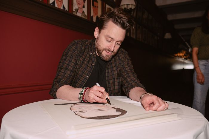 Photos: Kieran Culkin Receives Sardi's Portrait — photo 5 of 14
