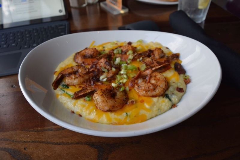 Review: MAD HATTERS DUELING PIANOS at MAD House 101 Restaurant & Bar Review: MAD HATTERS DUELING PIANOS at MAD House 101 Restaurant & Bar Image