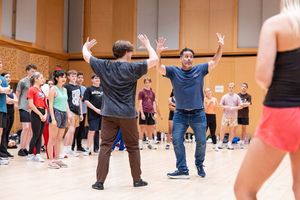 Luis Salgado en los ensayos con Feature Group Photo