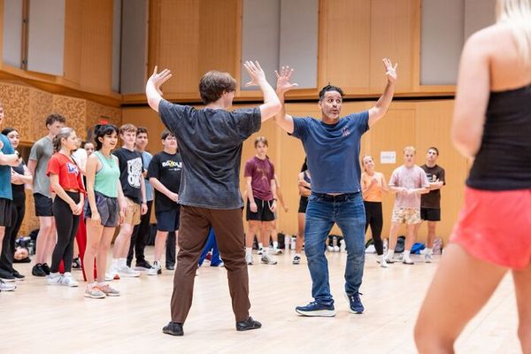 Luis Salgado en los ensayos con Feature Group Photo