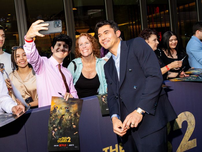 Photos: Charlize Theron, Uma Thurman, & More Attend THE OLD GUARD 2 Premiere — photo 4 of 29