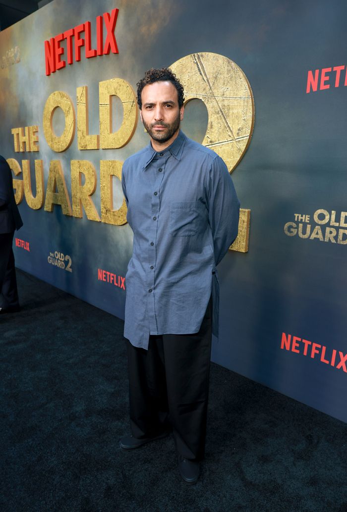 Photos: Charlize Theron, Uma Thurman, & More Attend THE OLD GUARD 2 Premiere — photo 21 of 29