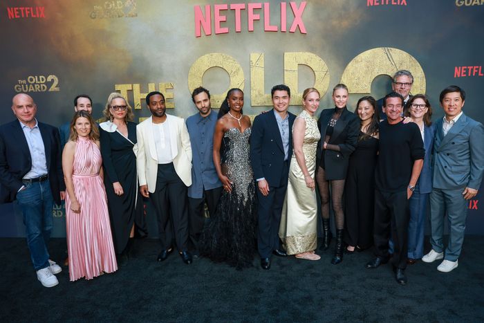 Photos: Charlize Theron, Uma Thurman, & More Attend THE OLD GUARD 2 Premiere — photo 25 of 29