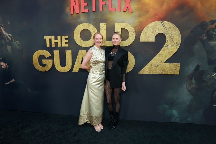 Photos: Charlize Theron, Uma Thurman, & More Attend THE OLD GUARD 2 Premiere — photo 23 of 29