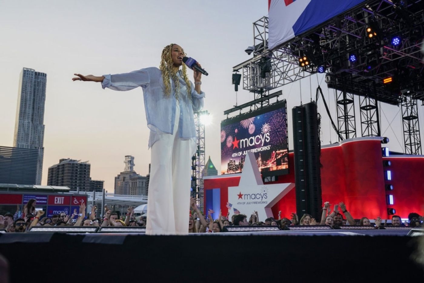 Photos/Videos: Nicole Scherzinger, Jonas Brothers, & More at MACY’S 4TH OF JULY FIREWORKS  Image