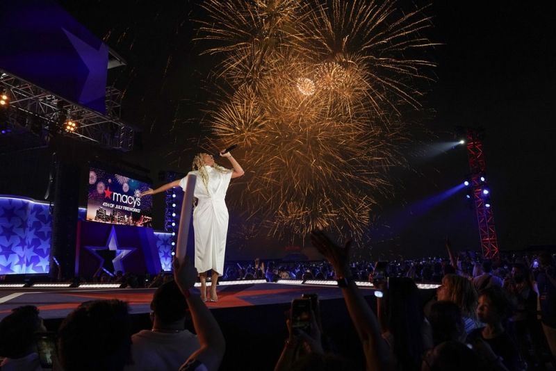 Photos/Videos: Nicole Scherzinger, Jonas Brothers, & More at MACY’S 4TH OF JULY FIREWORKS — photo 23 of 24