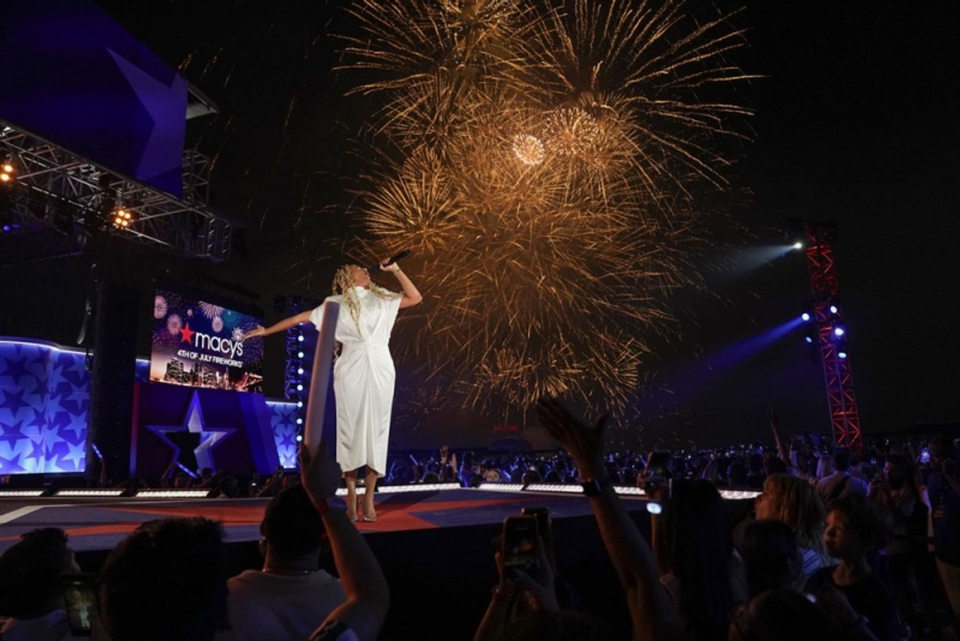 Photos/Videos: Nicole Scherzinger, Jonas Brothers, & More at MACY’S 4TH OF JULY FIREWORKS  Image