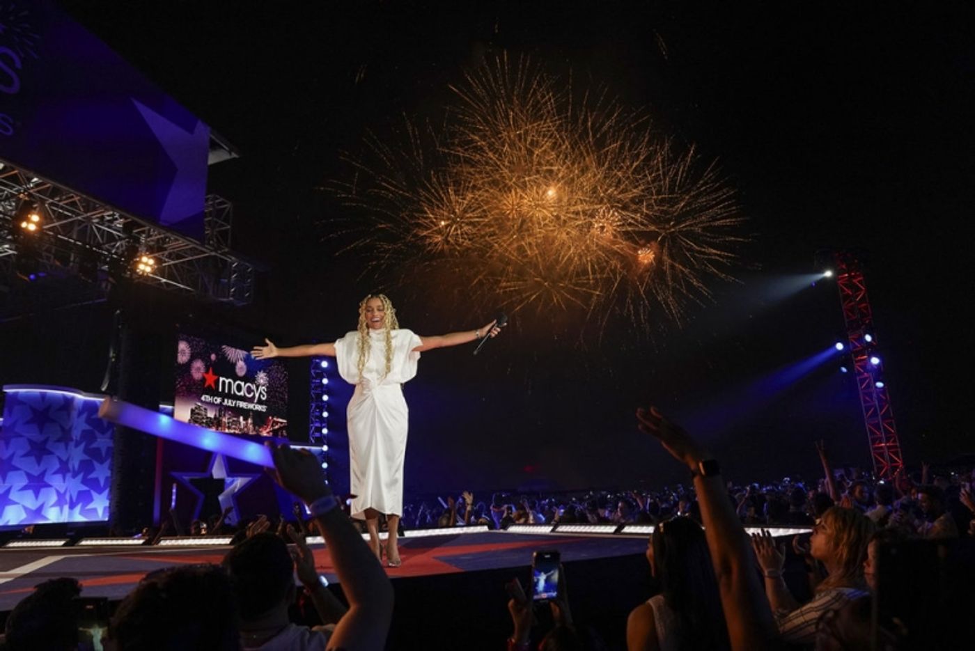 Photos/Videos: Nicole Scherzinger, Jonas Brothers, & More at MACY’S 4TH OF JULY FIREWORKS  Image