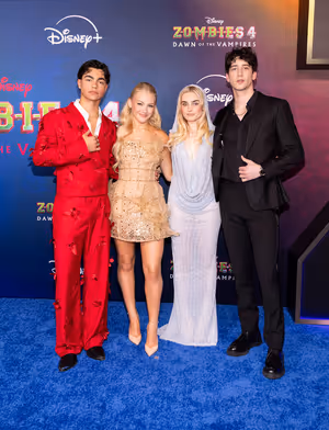 MALACHI BARTON, FREYA SKYE, MEG DONNELLY, MILO MANHEIM @ BroadwayWorld MALACHI BARTON, FREYA SKYE, MEG DONNELLY, MILO MANHEIM Photo