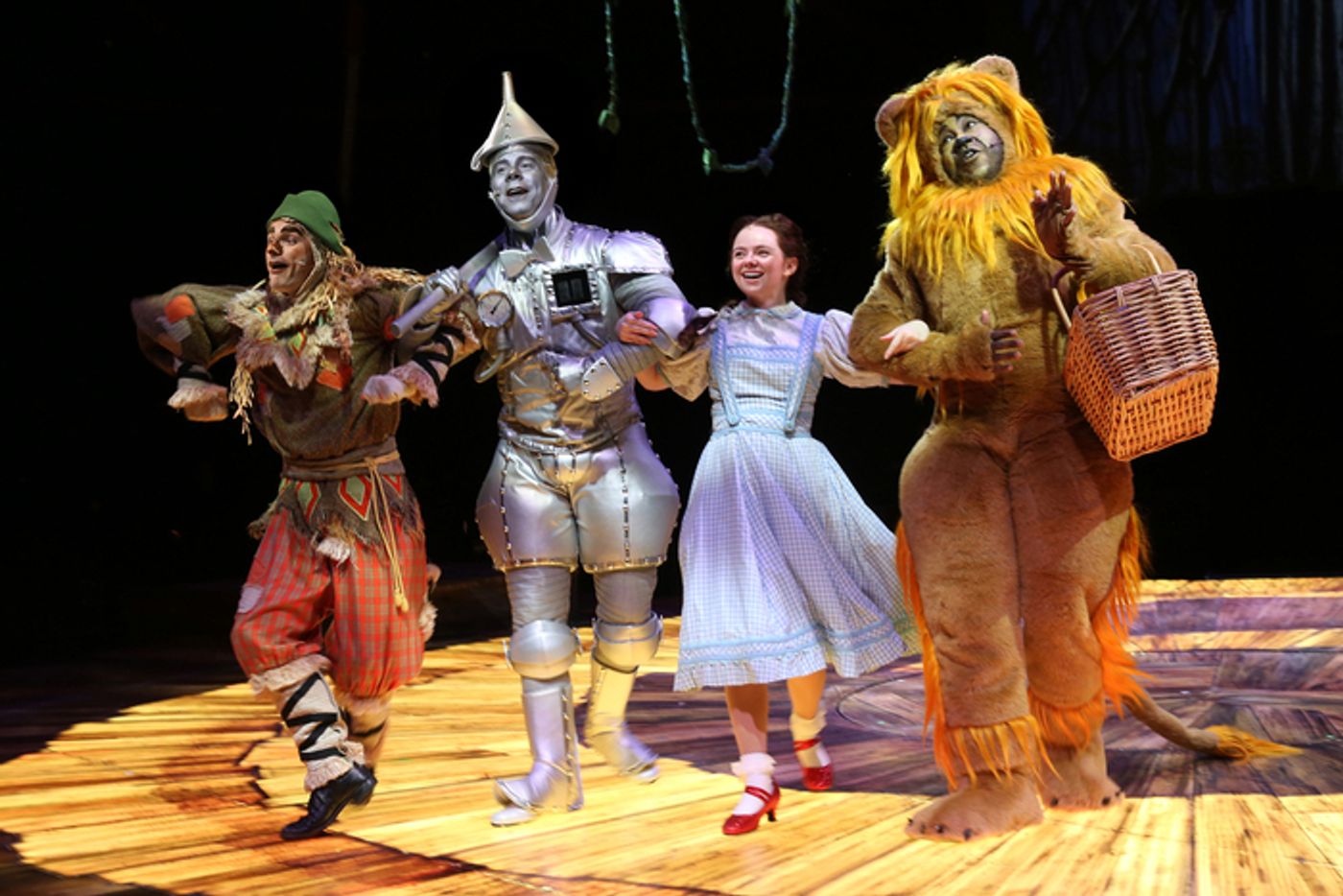 Photos: THE WIZARD OF OZ at North Shore Music Theatre  Image
