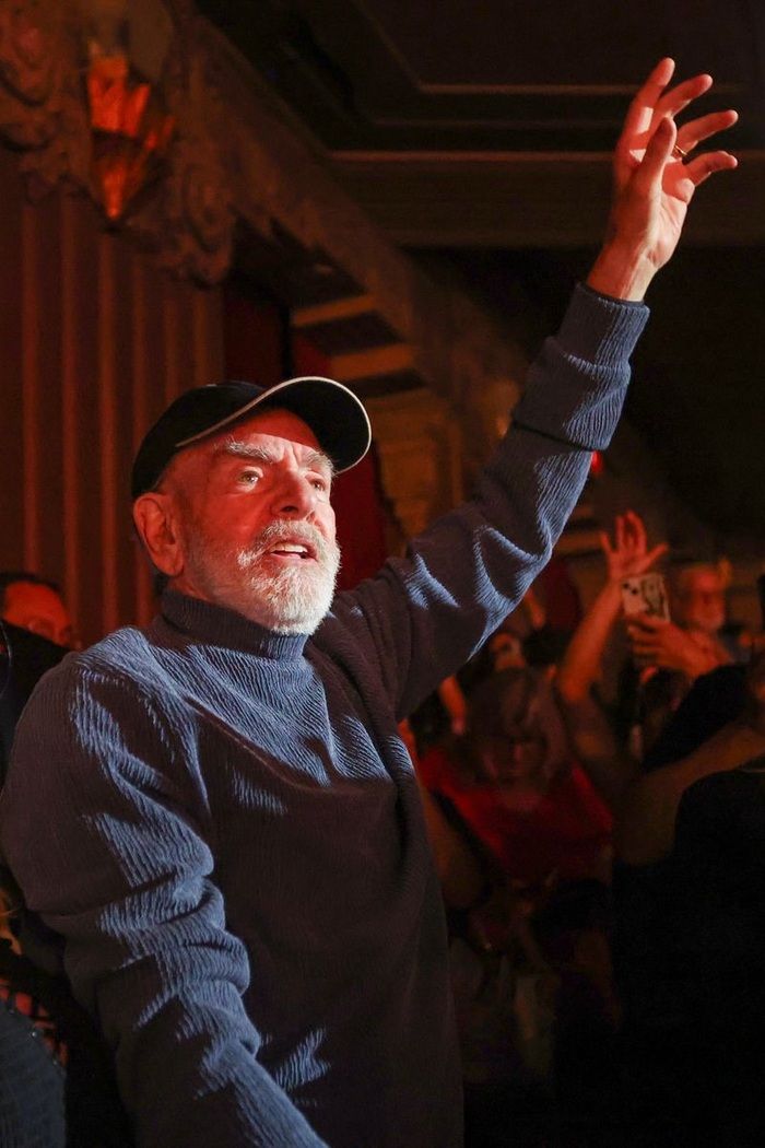 Photos/Video: Neil Diamond Performs 'Sweet Caroline' at A BEAUTIFUL NOISE  Image