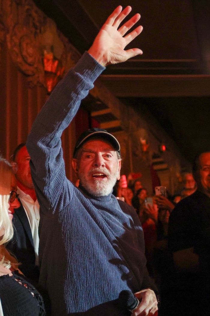Photos/Video: Neil Diamond Performs 'Sweet Caroline' at A BEAUTIFUL NOISE  Image