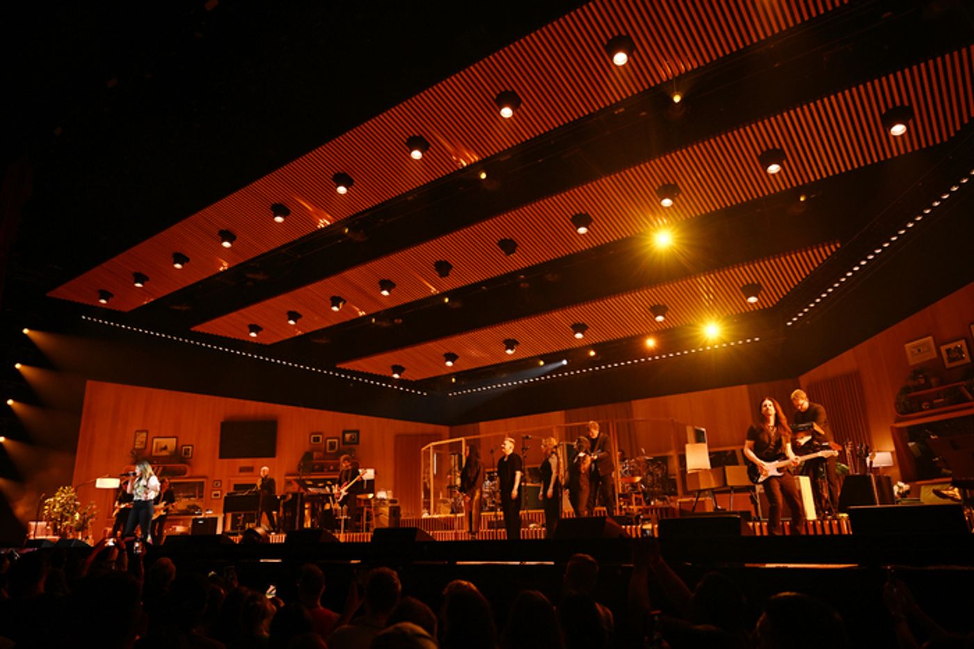 Photos: Kelly Clarkson Kicks Off 'Studio Sessions' Las Vegas Residency  Image