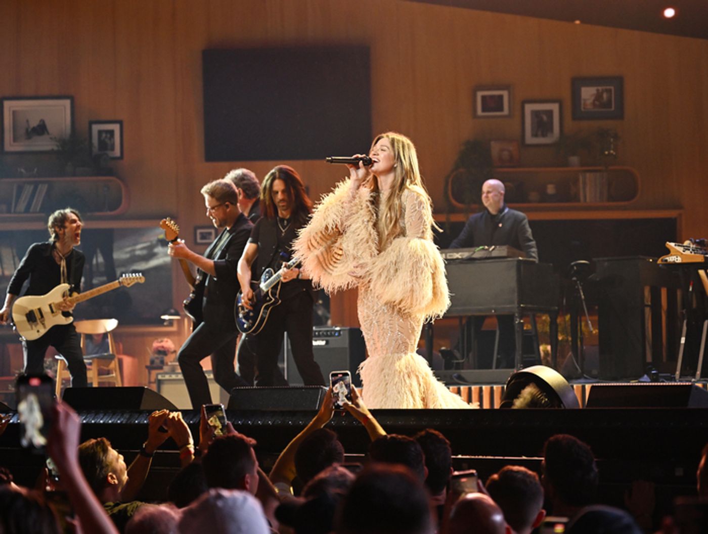 Photos: Kelly Clarkson Kicks Off 'Studio Sessions' Las Vegas Residency  Image