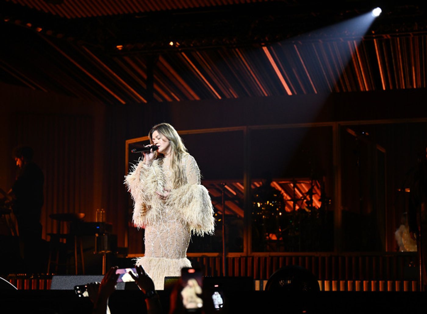 Photos: Kelly Clarkson Kicks Off 'Studio Sessions' Las Vegas Residency  Image
