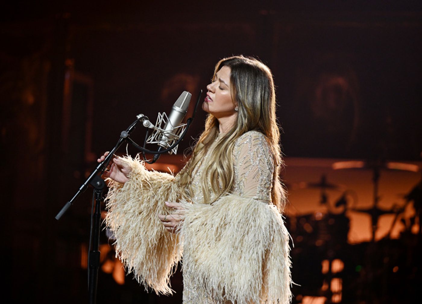 Photos: Kelly Clarkson Kicks Off 'Studio Sessions' Las Vegas Residency  Image