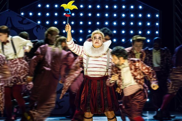 Michael Chioldi (Rigoletto), the Santa Fe Opera Chorus, photo by Curtis Brown for the Photo