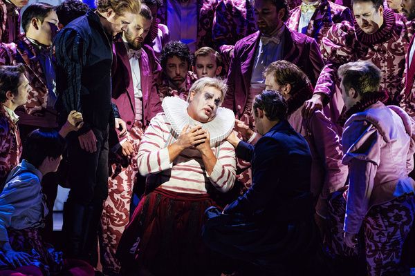 Michael Chioldi (Rigoletto), the Santa Fe Opera Chorus, photo by Curtis Brown for the Photo