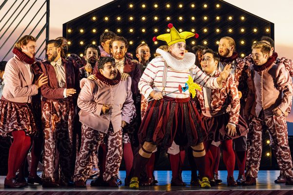 Michael Chioldi (Rigoletto), the Santa Fe Opera Chorus, photo by Curtis Brown for the Photo