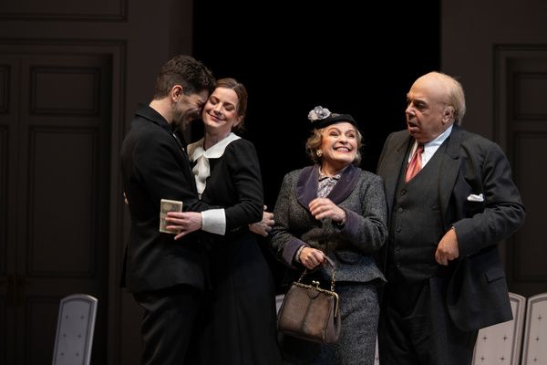 L - R: Riccardo Fassi (Figaro), Liv Redpath (Susanna) Lucy Schaufer (Marcellina), Mau Photo