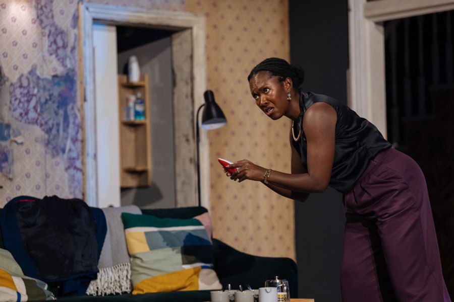 Photos: First Look at 2:22 - A GHOST STORY New UK Tour Cast Image