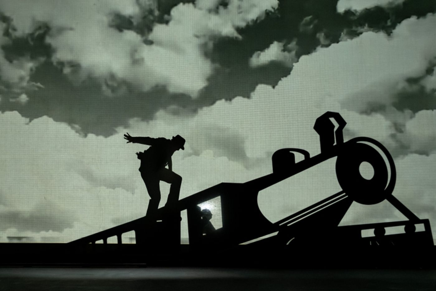 REVIEW: THE 39 STEPS Is A Madcap Spoof Of Classic Movie Mysteries  Image