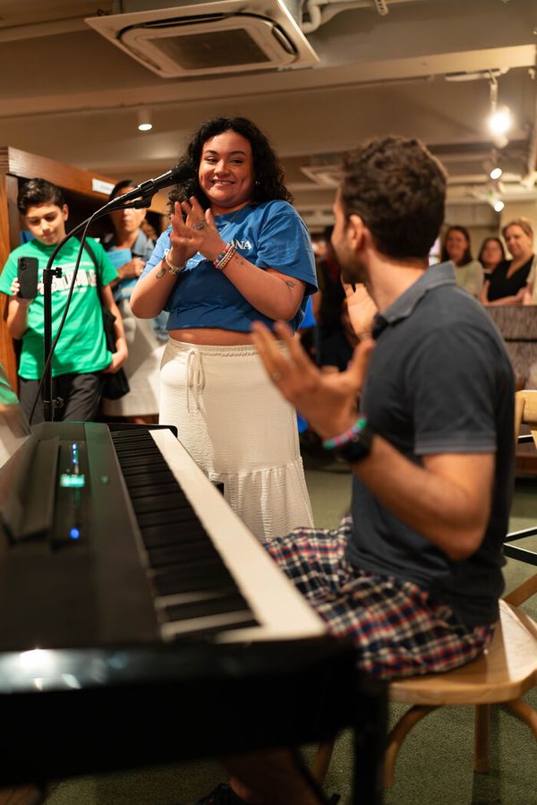 Tatianna Córdoba and Benjamin Velez performing a song from the show Photo
