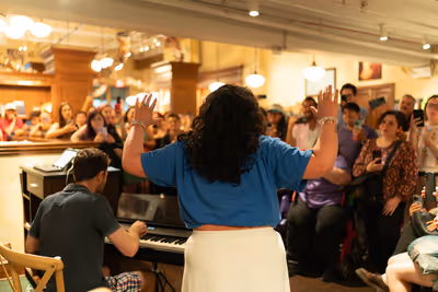 Tatianna Córdoba and Benjamin Velez performing a song from the show Photo