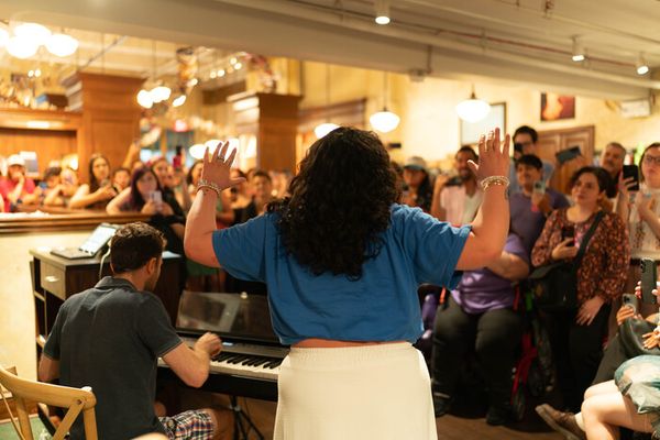 Tatianna Córdoba and Benjamin Velez performing a song from the show Photo