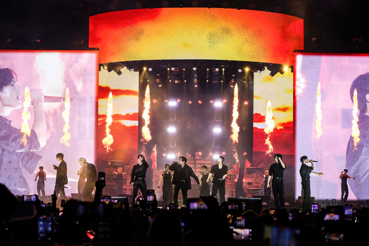 Photos: Inside ENHYPEN's WALK THE LINE U.S. Tour Finale in Los Angeles  Image