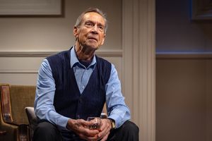 Jonathan Hyde Photo