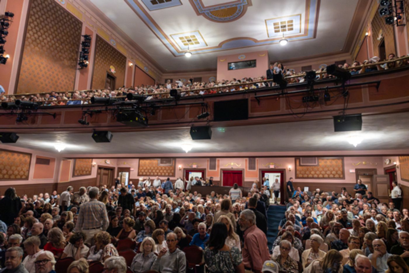 Photos: Jay Leno Arrives at Mount Vernon Arts Consortium  Image
