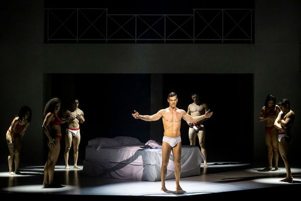 Robert Lenzi with the cast  Photo