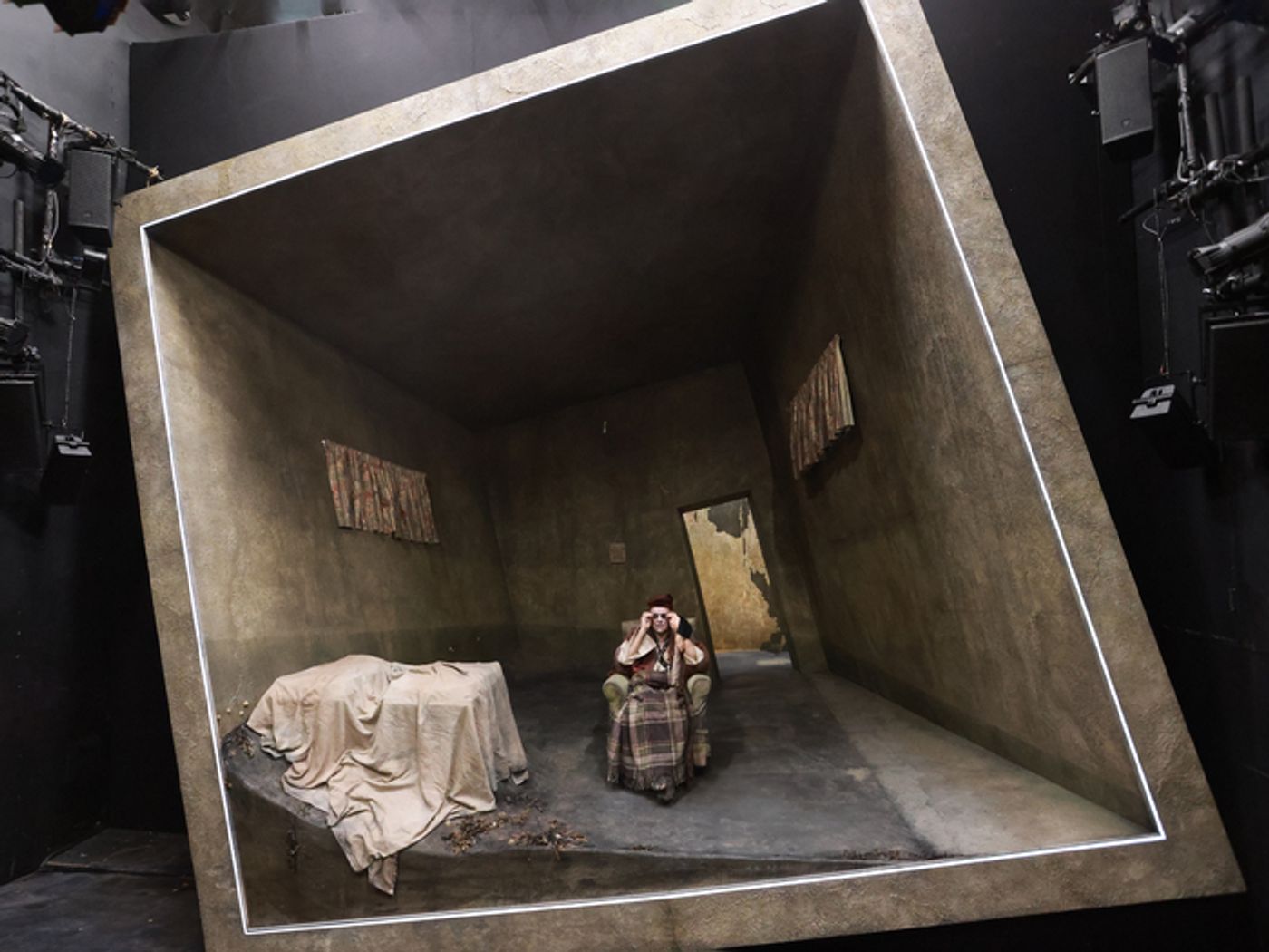 Photos: Douglas Hodge, Mathew Horne & More in ENDGAME  Image